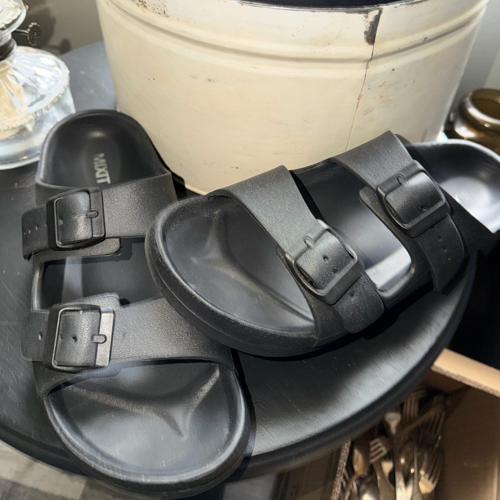 Euc women’s Mixit black Sandals sz 10. Perfect for warm weather.
